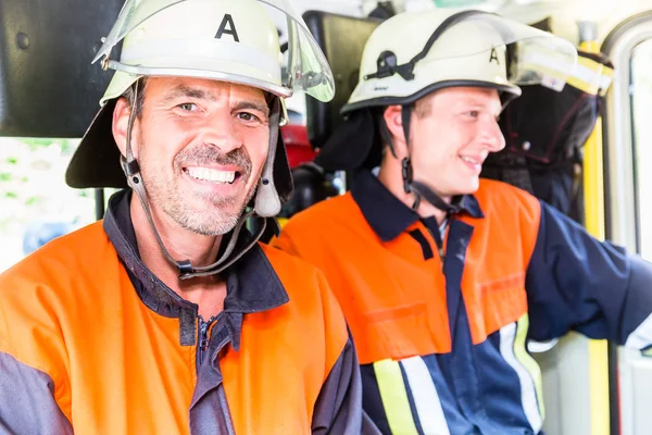 Bomberos en camino al fuego — Foto de Stock