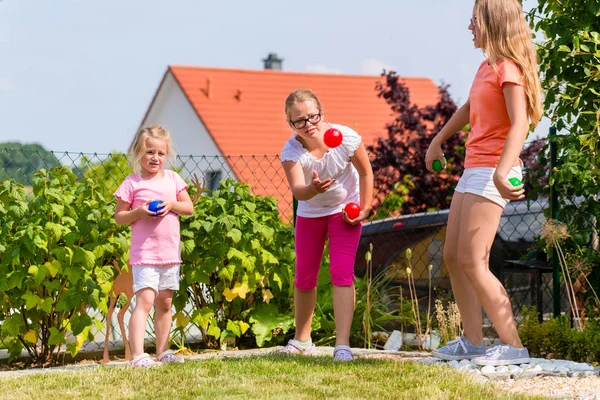 Nővérek játék bocce kerti front vagy a hazai — Stock Fotó