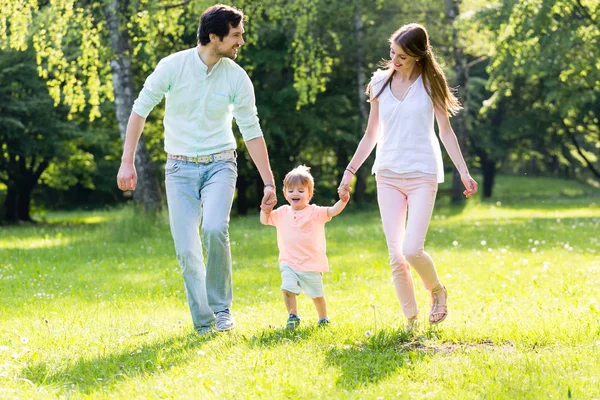 Família caminhando juntos no verão — Fotografia de Stock