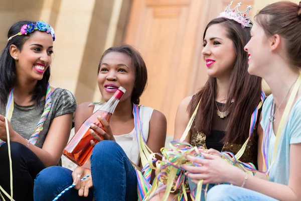 Mädchen trinken gemeinsam auf Junggesellenabschied — Stockfoto