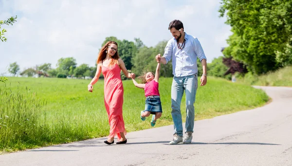 Família deixando criança voar no passeio de verão — Fotografia de Stock