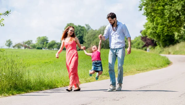 Familia dejando volar al niño en el paseo de verano — Foto de Stock