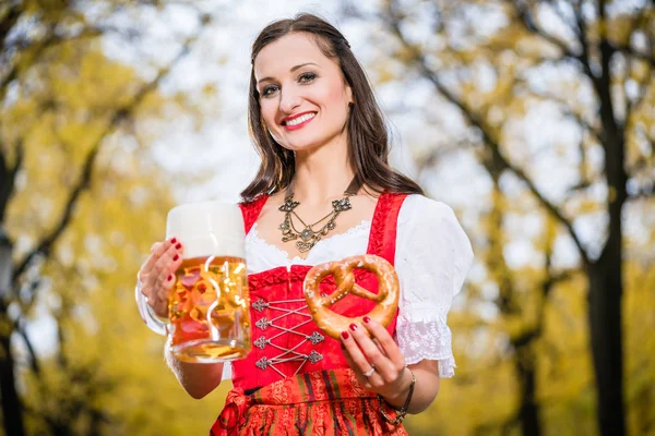 Menina vestindo Dirndl com Pretzel e caneca de cerveja — Fotografia de Stock