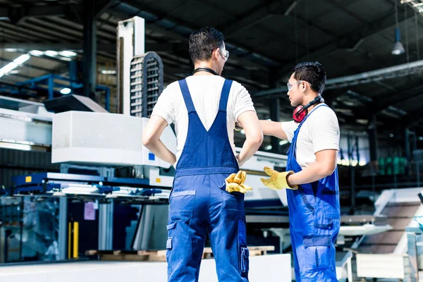 Arbeiterteam in der Fabrik — Stockfoto