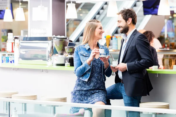 Donna e uomo che bevono caffè — Foto Stock