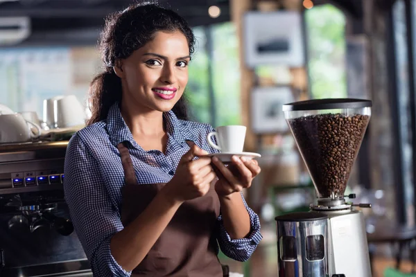 Barista indio que ofrece café — Foto de Stock