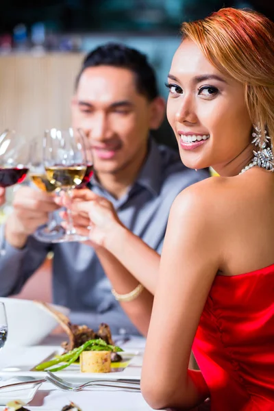 Asiatische Freunde speisen in schickem Restaurant — Stockfoto