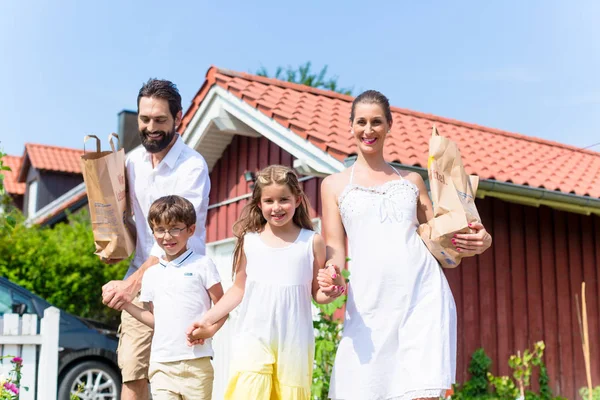 Famiglia che torna a casa dalla spesa — Foto Stock