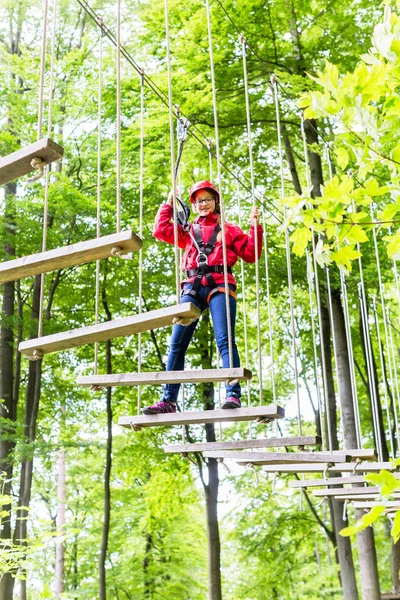 Kid lopen op touwbrug in klimmen cursus — Stockfoto