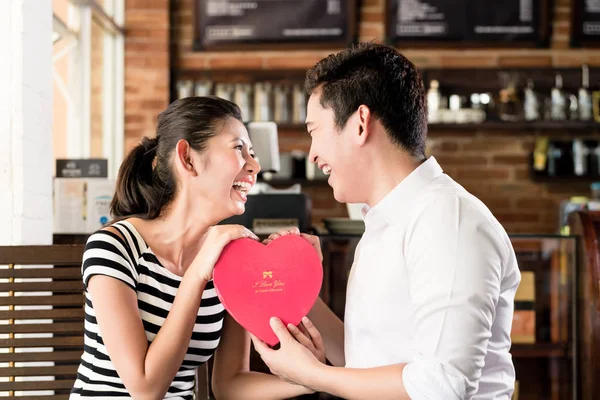 Ασιατικές ζευγάρι έχει ημερομηνία σε κατάστημα καφέ με κόκκινη καρδιά — Φωτογραφία Αρχείου