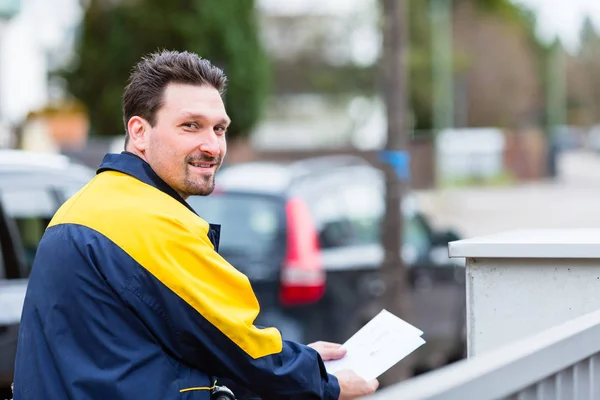 Postman delivering letters — Stock Photo, Image