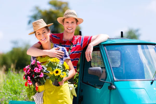 Coppia in giardino con fiori — Foto Stock