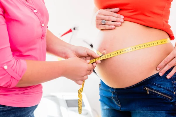 Permanent van zwangere vrouwen en verloskundige meten van omtrek van b — Stockfoto