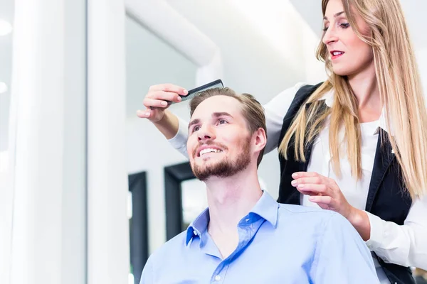 Haircutter skära hår — Stockfoto