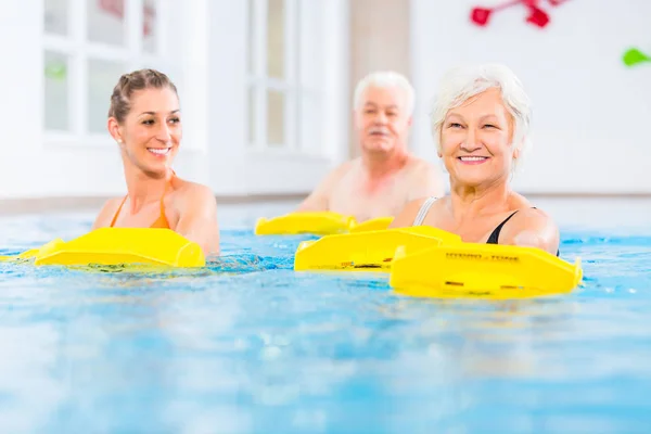 Personas mayores y jóvenes en gimnasia acuática — Foto de Stock