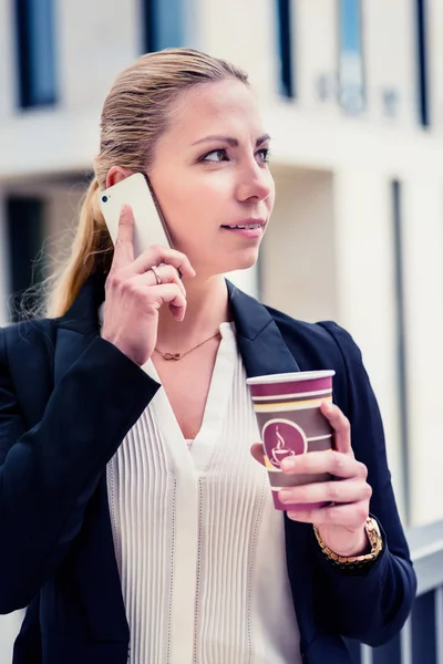 Wanita bisnis dengan telepon dan kopi — Stok Foto