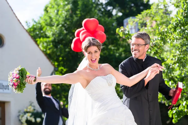 Bruid weglopen met priester — Stockfoto