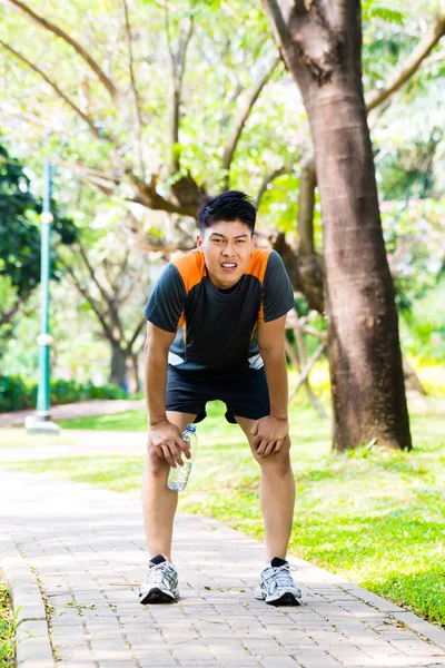 Asiático hombre tomar sin aliento romper de correr — Foto de Stock