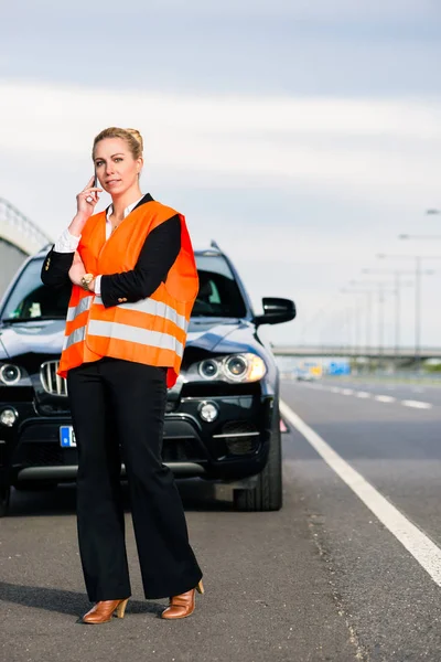 Frau mit Autopanne — Stockfoto