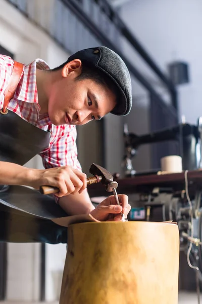 Zapatero asiático o fabricante de cinturón en su taller de cuero —  Fotos de Stock