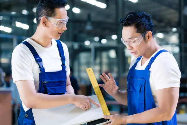 Tischlerteam in asiatischer Holzwerkstatt — Stockfoto