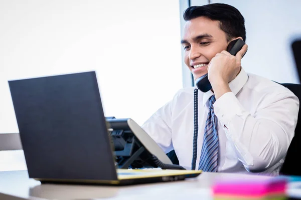 Verkäufer im Büro telefoniert — Stockfoto