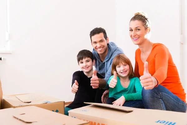 Family moving in new home or house — Stock Photo, Image