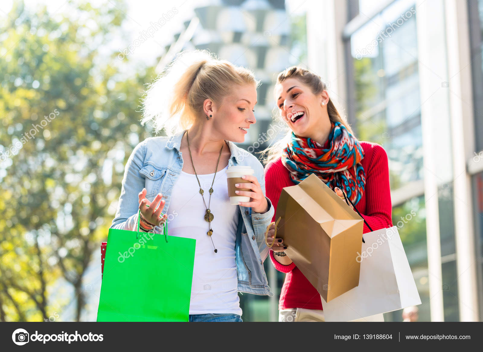 Amis faire  du  shopping  avec des sacs de ville 