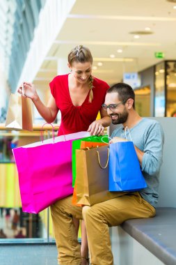 Alışveriş merkezindeki çift 