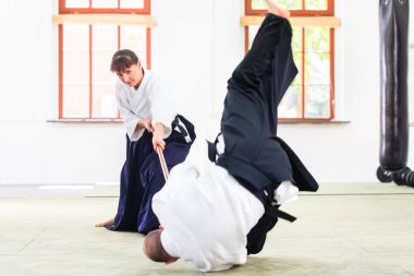 Erkek ve kadın Aikido sahip mücadele sopa