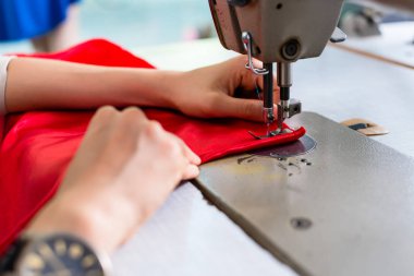 Kadın dikiş makinesi üzerinde detay 