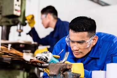 Endüstriyel atölye taşlama içinde metal işçileri