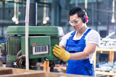 Sondaj makinesi üzerinde fabrika Asya işçi