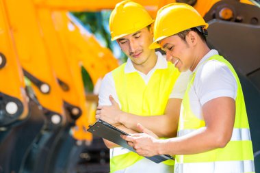 Asya işçiler inşaat sitesinde