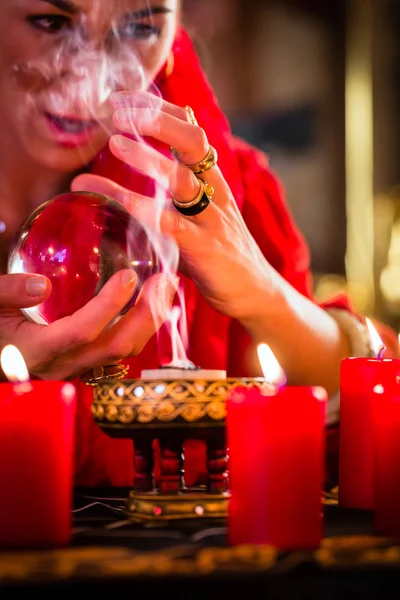 Wahrsagerin in Séance mit Kristallkugel und Rauch — Stockfoto