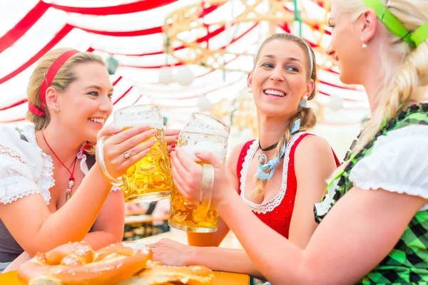 Freunde trinken bayerisches Bier auf Oktoberfest — Stockfoto