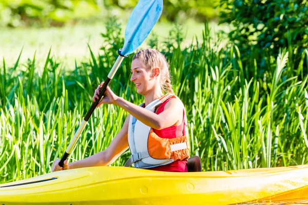 Donna pagaia con canoa — Foto Stock