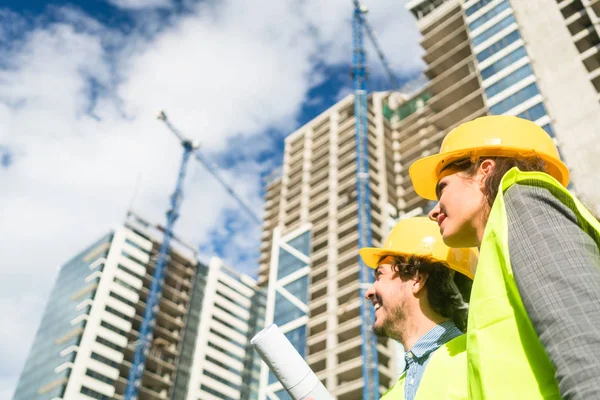 Arquitetos supervisionando o progresso do projeto de alta ascensão — Fotografia de Stock