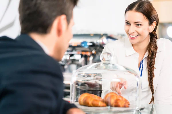 Jong koppel zitten in het cafe — Stockfoto