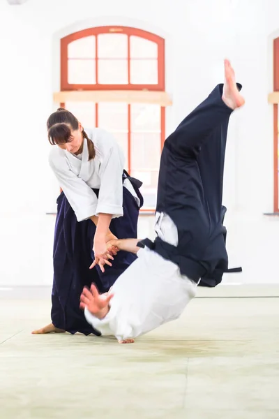 Férfi és nő Aikido harcművészeti iskola elleni küzdelem — Stock Fotó