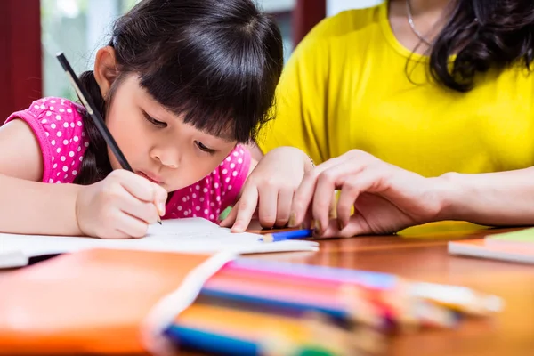 Mãe chinesa homeschooling seu filho — Fotografia de Stock