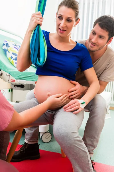 妊娠中の女性が出産のための準備 — ストック写真
