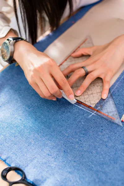 Detail der Hände Schneidetuch — Stockfoto