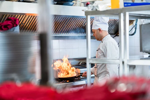 Chef ou cozinheiro em pratos de cozinha do hotel — Fotografia de Stock