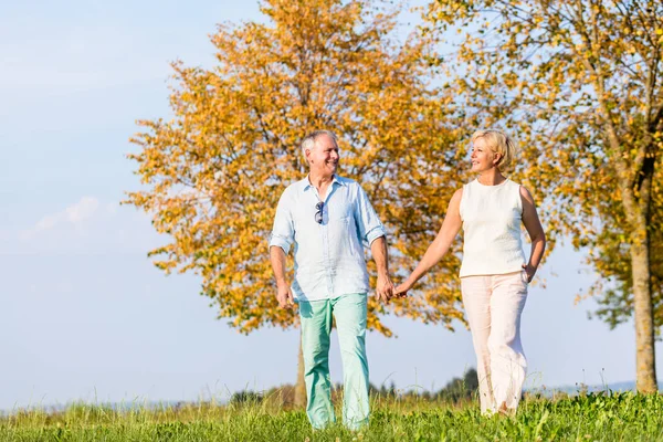 Seniorenpaar beim Gehen — Stockfoto