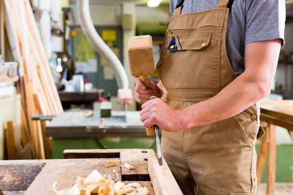 Carpenter with chisel and hammer — Stock Photo, Image