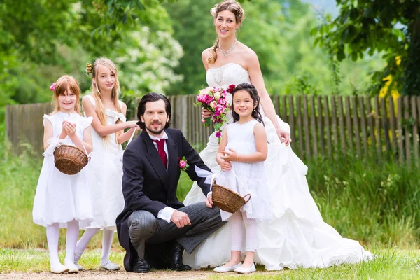 Pareja nupcial en boda con niños dama de honor — Foto de Stock