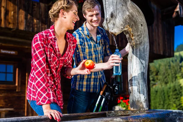 Dağ kabin'da yürüyüş üzerinden istirahat Çift