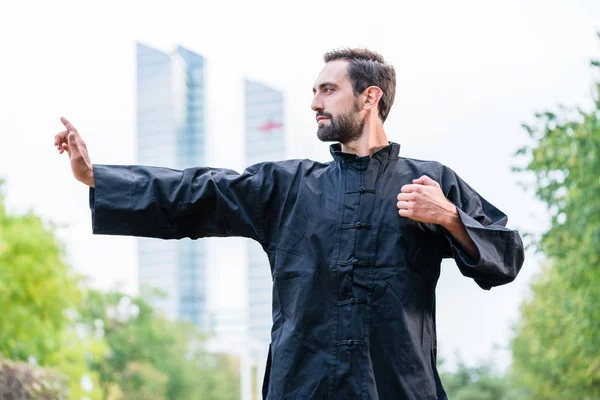 Deportista practicando karate en la ciudad — Foto de Stock