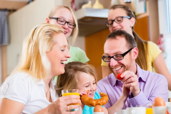 Familie in keuken samen ontbijten — Stockfoto